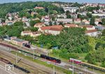 01 0509 vor DPE 1821 nach Leipzig im Bahnhof Bergen auf Rügen. Rechts steht V 200 507, vor dem Schuppen Gastlok 86 1744, die zu den Tagen des historischen Nahverkehrs auf der Insel Rügen weilten. (14.06.2025) <i>Foto: Joachim Schmidt</i>