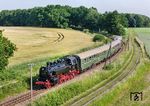 Anlässlich des 135-jährigen Jubuläums der Strecke Bergen auf Rügen nach Lauterbach Mole fand vom 12. Juni bis zum 15. Juni 2025 ein historischer Nahverkehr statt. Im Wechsel verkehrten lokbespannte Züge mit 86 1744 und V200 507 der EBS und ein Schienenbus als planmäßige Regionalzüge auf der Strecke. 86 1744 (mit V 200 507 am Zugschluss) fährt mit einem Personenzug aus Bergen auf Rügen in Lauterbach ein. (15.06.2025) <i>Foto: Joachim Schmidt</i>