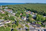 99 783 rollt mit einem Personenzug nach Binz durch Baabe. (18.06.2025) <i>Foto: Joachim Schmidt</i>
