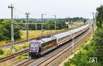Werbelok 101 127 in Langenfeld (Rheinl) diesmal auf dem Weg nach Süden vor IC 2013 (Dortmund - Oberstdorf). Wegen "verspäteter Bereitstellung" hatte der Zug hier bereits 15 Minuten Verspätung. Diese steigerte sich bis Koblenz auf +60', in Mannheim waren es wegen einer Umleitung über die Rechte Rheinstrecke bereits +120' und bei der Ankunft in Stuttgart 140 Minuten Verspätung. Selbstredend fiel die Weiterfahrt nach Oberstdorf dann aus. (14.07.2025) <i>Foto: Joachim Bügel</i>