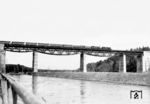 Zwei 78er überqueren mit einem Personenzug die Isar auf der Großhesseloher Brücke der Bahnstrecke München–Lenggries.  (1938) <i>Foto: Werner Hubert</i>