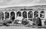 38 2091 (Bw Altenbeken) und eine 44er überqueren als Lz das Altenbekener Viadukt. Mit großer Wahrscheinlichkeit handelt es sich bei der mit einem Wannentender der Bauart 2'2 T30-gekuppelten 44er um 44 432 vom Bw Warburg (Westf), nicht um die von Carl Bellingrodt notierte Holzmindener 44 765. (26.08.1951) <i>Foto: Carl Bellingrodt</i>