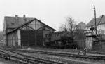 Lokstation mit Schuppen, Verwaltungstrakt, Bekohlungsanlage und der Nürnberger 086 107 in Allersberg.  (21.11.1970) <i>Foto: Burkhard Wollny</i>