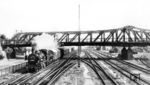 38 2304 (Bw Mannheim Hbf) fährt mit einem Post-Expresszug durch den Bahnhof Schwetzingen. (09.05.1954) <i>Foto: Carl Bellingrodt</i>