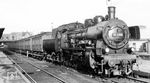38 2306 (Bw Helmstedt) vor einem Personenzug im alten Braunschweiger Hauptbahnhof. Der alte Bahnhof war ein Kopfbahnhof, der ab 1838 als zentraler Bahnhof der Stadt diente. 1960 wurde er durch den neuen Hauptbahnhof als Durchgangsbahnhof im Südosten der Stadt ersetzt.  (1951) <i>Foto: Karl Julius Harder</i>