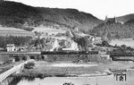 38 2357 (Bw Limburg/Lahn) fährt mit einer Leig-Einheit durch den Bahnhof Obernhof (Lahn). Das Strandbad an der Lahn ist heute ein Campingplatz. (03.06.1950) <i>Foto: Carl Bellingrodt</i>