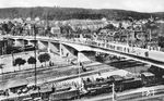 38 241 und 38 301 (Bw Adorf/Vogtl) fahren mit einem Sonderzug in Aue (Sachs) ein. Anlaß war die Eröffnung der neuen Bahnhofsbrücke in Aue. Sie wurde ab Dezember 1935 errichtet und war die erste vorgespannte Balkenbrücke Deutschlands. Am 5. Juni 1937 wurde die Brücke im Rahmen der sächsischen Gauwoche der NSDAP das Bauwerk unter dem Namen Adolf-Hitler-Brücke dem Verkehr übergeben. Der durch die vernachlässigte Instandhaltung mangelhafte Bauzustand der Brücke während der DDR-Zeit, unter anderem waren die Spannstangen korrodiert und bereichsweise die Betonqualität schlecht, führte schließlich 1993 zu Abbruch und kompletter Erneuerung des Überbaus in historischer Konstruktionsweise. (05.06.1937) <i>Foto: W. Vogel</i>