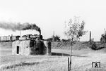 38 273 vom Bw Komotau mit einem Eilzug in der Ausfahrt aus Wurzmes an der Strecke Komotau—Aussig. Die mit der Parole "Räder müssen rollen für den Sieg" versehene Lok passiert einen Bunker der ehemaligen tschechoslowakischen Verteidigungslinie von 1938. Die Lok verblieb 1945 mit dem Bw Komotau bei der CSD.  (1942) <i>Foto: Werner Umlauft</i>