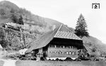 Die Villinger 39 076 (von Carl Bellingrodt als 39 241 gelistet) mit E 152 (Offenburg - Konstanz) an einem typischen Schwarzwälder Bauernhaus bei Triberg. (18.07.1937) <i>Foto: RVM-Filmstelle Berlin (Bellingrodt)</i>