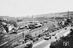 Auch in Wuppertal wohnten unzählige Schaulustige der Deutschlandfahrt des "Kruckenbergschen Schienenzeppelins" von Berlin über Magdeburg, Seesen, Paderborn, Unna nach Düsseldorf bei. Der Blick geht vom "Schwarzen Weg" auf die umfangreichen Gleisanlagen des Steinbecker Vor- und Güterbahnhofs. Rechts ist der Wasserturm des Bw zu erkennen. (26.06.1931) <i>Foto: Privatfoto</i>