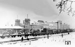 Blick auf den Bahnhof Orscha Hbf, auch als Orscha Zentral bekannt, im Osten Weißrusslands. Er war im Zweiten Weltkrieg ein wichtiger Eisenbahnknotenpunkt der Strecken Warschau—Minsk—Smolensk und Witebsk—Shlobin. Die Stadt wurde am 16. Juli 1941 von deutschen Truppen eingenommen. Am Tag der Aufnahme notierte der Fotograf eine Außentemperatur von -34 Grad. 1943 begannen deutsche Truppen in Orscha mit der Errichtung eines Führerhauptquartiers mit dem Decknamen 'Olga'. Baubeginn war am 1. Juli 1943. Das Projekt wurde wegen der Kriegsereignisse nicht fertiggestellt und nie als Führerhauptquartier genutzt. Nach Beginn der sowjetischen Großoffensive 'Operation Bagration' am 21. Juni 1944 gehörte Orscha zu den ersten zurückeroberten Städten, nach tagelangen Kämpfen und fast völliger Zerstörung der Stadt.  (01.1942) <i>Foto: Georg Otte</i>
