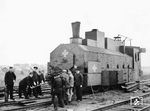 Eine erbeutete gepanzerte russische Lok der Reihe Ow (D n2v) wird im Bahnhof Roslawl aufgegleist. Inwieweit solche Breitspurloks für die deutschen Eisenbahner überhaupt von Nutzen waren, ist umstritten, da das erbeutete rollende Material der russischen Eisenbahn zu gering war, um auf den verbliebenen Breitspurstrecken den erforderlichen Transportverkehr zu gewährleisten. (1941) <i>Foto: Georg Otte</i>
