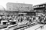 Das Umfeld des Hamburger Hauptbahnhofs nach einem der zahlreichen Angriffe auf Hamburg. Bei Kriegsende waren in Hamburg 80 % aller Wohnungen zerstört oder beschädigt. Den Bahnanlagen dürfte es nicht besser ergangen sein. Die ungeheuere Energie, die die Reichsbahn bei der Instandsetzung der Schäden an den Tag legte, ging offenkundig zu Lasten von Fremdarbeitern und Kriegsgefangenen.  (29.07.1944) <i>Foto: Walter Hollnagel</i>