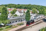 99 783 setzt im Schmalspurbahnhof Binz LB um. Den Zusatz "LB" (=Landesbahn) erhielt der Bahnhof mit seiner Umbenennung im Jahr 1996 (vorher Bf Binz Ost), um ihn vom Normalspurbahnhof Ostseebad Binz im Zentrum der Stadt zu unterscheiden, der Endpunkt der Bahnstrecke aus Lietzow ist. (18.06.2025) <i>Foto: Joachim Schmidt</i>