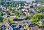 99 1781 passiert mit P 110 nach Lauterbach Mole den Bü an der Hauptstraße in Sellin. Davor verläuft die Bundesstraße 196. (20.06.2025) <i>Foto: Joachim Schmidt</i>