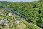99 783 mit einem Personenzug nach Göhren an der Kleingartenanlage Granitz in Binz. Laut eigenen Angaben besitzt der Verein eine Pachtfläche von insgesamt 75.500 m² mit 138 Gärten und über 155 Mitgliedern. (22.06.2025) <i>Foto: Joachim Schmidt</i>