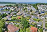 99 1781 rollt mit P 106 nach Lauterbach Mole durch Binz. Am Horizont liegen Mukran und Sassnitz, links oben der Schmachter See. (22.06.2025) <i>Foto: Joachim Schmidt</i>