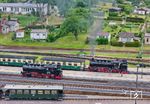 Loktreffen in Putbus zwischen 99 1784 und 99 1781, die vor dem letzten Zug des Tages (P 113 nach Göhren) wartet. (22.06.2025) <i>Foto: Joachim Schmidt</i>