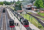 Bevor 99 1781 mit P 113 nach Göhren startet, war in Putbus noch Zeit für eine kleinen Plausch mit dem Personal der 99 1784. (22.06.2025) <i>Foto: Joachim Schmidt</i>