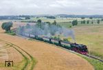 99 783 dampft durch die typische, leicht hügelige Landschaft im Süden Rügens auf Seelvitz zu. (22.06.2025) <i>Foto: Joachim Schmidt</i>