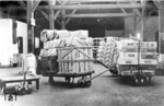 Blick in die Umladehalle Köln-Kalk Nord mit Produkten eines bekannten Schweizer Lebensmittelunternehmens für Instantsuppen, Brühwürfel und Flüssigwürze.  (1934) <i>Foto: RVM</i>