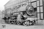 Als einzige Reisezuglok weilte 38 2607 vom Bw Neumünster im AW Göttingen. Der Anblick täuscht nicht, sie war am 7. Februar 1964 z-gestellt worden. Das AW Göttingen existierte 121 Jahre und fiel anschließend in einen 22 Jahre währenden Dornröschenschlaf. In den 1990er Jahren wurde die Lokhalle umgebaut. Es entstand ein Kongresszentrum mit Veranstaltungshalle, Restaurants und Kino. (07.04.1964) <i>Foto: Bernd Kappel</i>
