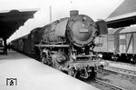 44 213 (Bw Paderborn) wartet im Bahnhof Hamm (Westf) vor einem Personenzug nach Soest auf die Abfahrt. (09.04.1964) <i>Foto: Bernd Kappel</i>