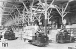 Ob die Anwesenheit des Fotografen zu der emsigen Beschäftigung in der Umladehalle des Güterbahnhofs Köln-Kalk Nord führte, oder es wirklich ständig so dort zuging, ist nicht überliefert. (1934) <i>Foto: RVM</i>