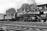 41 222 (Bw Rheine) rangiert einen Postwagen in Münster (Westf) Hbf. Rechts ist der damalige Arbeitsplatz des Fotografen auf Stellwerk "Mn" zu sehen. (19.05.1964) <i>Foto: Bernd Kappel</i>