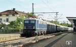E 10 228 durcheilt auf der Rückfahrt vom Titisee nach Schwäbisch Hall den Bahnhof Bühl (Baden). Das Empfangsgebäude, dessen Mittelbau aus dem Jahr 1844 stammt, zählt zu den ältesten Bahngebäuden Deutschlands. (19.07.2025) <i>Foto: Thomas Gries</i>