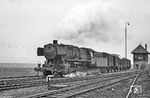 Die Mayener 050 108 brachte den Ng 16396 nach Polch und übergab ihn dort an 086 201. Der Grund für den Lokwechsel war wohl ein kurz zuvor passiertes Malheur, denn der linke Puffer der 50er fehlte. Der Puffer wie auch das abgebrochene Stück der Pufferbohle hatte das Lokpersonal vorn unter der Rauchkammer auf dem Rahmen platziert. So konnte man in diesem Zustand noch die Zugleistung bis Polch zu Ende fahren. (31.03.1971) <i>Foto: Wolfgang Bügel</i>