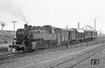 Im Bahnhof Polch hat 086 201 den Ng 16396 von 050 108 übernommen.  (31.03.1971) <i>Foto: Wolfgang Bügel</i>