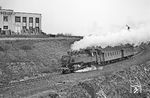 Mit dem P 3626 aus Andernach fährt 086 521 (Bw Mayen) gegen 12.30 Uhr in Mayen Ost ein. (31.03.1971) <i>Foto: Wolfgang Bügel</i>
