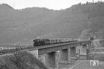 Auch im Moseltal hatte sich das Wetter nicht gebessert. 001 133 (Bw Ehrang) hat soeben den 367 m langen Petersberg-Tunnel verlassen und rollt mit dem P 2457 nach Koblenz kurz vor 14.00 Uhr über die Moselbrücke in den Bahnhof Eller (Mosel) ein. (31.03.1971) <i>Foto: Wolfgang Bügel</i>
