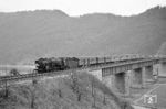 Nach Überqueren der Mosel erreicht 001 133 mit P 2457 (Trier - Koblenz) den Bahnhof Eller (Mosel). (31.03.1971) <i>Foto: Wolfgang Bügel</i>