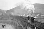 044 385 ballert mit einem Kokszug über die Moselbrücke in Bullay. (31.03.1971) <i>Foto: Wolfgang Bügel</i>