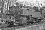 Im Bw Mayen konnte auch die bislang noch in der Sammlung fehlende 086 543 fotografiert werden. Irgendwie hatte das Bw Mayen ein "Pufferproblem". Auch hier lag (wie bei 050 108 - vgl. Bild-Nr. 110874) ein einzelner Puffer auf der Pufferbohle der Lok, obwohl an der 86er alle vorhanden waren. (01.04.1971) <i>Foto: Wolfgang Bügel</i>