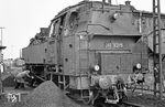Nach Ankunft mit dem Nahgüterzug aus Andernach war man im Bw Mayen noch mit den Abschlussarbeiten an 086 182 beschäftigt. (01.04.1971) <i>Foto: Wolfgang Bügel</i>
