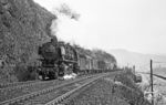 Bei Hatzenport kommt die Ehranger 044 688 (ex 44 1684) mit einem Güterzug nach Ehrang angedampft. (01.04.1971) <i>Foto: Wolfgang Bügel</i>