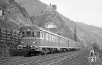 Die mit Luftfederung ausgestatteten Fahrzeuge der Baureihe VT 24 (624) erhielten die Bezeichnung 634. 634 627 vom Bw Trier hat als N 2436 (Koblenz ab 10.40 Uhr - Trier an 12.47 Uhr) soeben den Haltepunkt Burgen unterhalb der Spornburg Bischofstein verlassen. (01.04.1971) <i>Foto: Wolfgang Bügel</i>