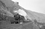 In Burgen ist man auch schon mit der Vorbereitung der Elektrifizierungsarbeiten beschäftigt. 044 178 (Bw Ehrang) dampft an der Spornburg Bischofstein mit der darunter liegenden Pauluskapelle, beide aus dem 13. Jahrhundert, vorbei. Eine Spornburg liegt auf einem Fels- oder Bergsporn unterhalb einer Bergkuppe oder eines Berggipfels, anders als die Gipfelburg. (01.04.1971) <i>Foto: Wolfgang Bügel</i>