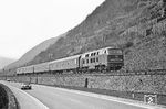 Anfang der 1970er Jahre war, außer im Güterverkehr, die Moselstrecke schon längst nicht mehr in Händen der Dampftraktion. Der größte Teil der Reisezüge verkehrte mit Dieselloks oder als Dieseltriebwagen. Die nur ein Jahr lang in Trier beheimatete 216 014 ist mit dem D 555 (Luxembourg - Koblenz) bei Moselkern unterwegs. (01.04.1971) <i>Foto: Wolfgang Bügel</i>