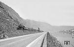 044 367 vom Bw Ehrang nähert sich mit Gag 5788 aus Koblenz kommend im Moseltal bei Moselkern. (01.04.1971) <i>Foto: Wolfgang Bügel</i>