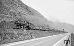 044 367 mit Kokszug Gag 5788 neben der völlig autoleeren Bundesstraße 416 bei Moselkern. (01.04.1971) <i>Foto: Wolfgang Bügel</i>