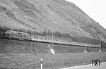 216 019 (Bw Trier) vor E 1864 nach Trier zwischen Moselkern und Müden, wo bereits die ersten Masten standen. (01.04.1971) <i>Foto: Wolfgang Bügel</i>