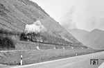 Nachdem 044 367 dem E 1864 in Moselkern den Vortritt lassen musste, brachte sie ihren Güterzug Gag 5788 vor Müden wieder in Fahrt. (01.04.1971) <i>Foto: Wolfgang Bügel</i>