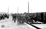Verladen von schweren Feldhaubitzen sFH 18 (15cm) auf einem unbekannten Bahnhof im Reichsgebiet während des 2. Weltkriegs (vgl. auch Bild-Nr. 8626). (1942) <i>Foto: RVM (Steiner)</i>