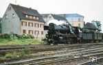 50 4019 (ex 50 3015) fährt mit einem Güterzug durch den Bahnhof Oberlahnstein. Der seitliche Schornstein weist auf den Umbau nach dem Franco-Crosti-Prinzip hin. Die dadurch auftretenden Sichtprobleme durch Rauchverwirbelungen versuchte man durch einen Windabweiser auf dem Dach des Führerstandes zu beheben. Weil durch die geänderte Schornsteinposition auch Kohlenstaub vom Tender aufgewirbelt wurde, wurden Tenderklappen eingebaut. Diese sollten während der Fahrt eigentlich geschlossen sein, was aber im Betrieb - wie hier auch zu sehen - nicht geschah, weil die Klappenbetätigung beim Befüllen oft beschädigt wurde und auch der Kohlevorrat häufig über die Oberkante des Tenders geladen wurde. (24.06.1960) <i>Foto: Robin Fell</i>