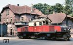 Die Badischen Lokal-Eisenbahnen AG (B.L.E.A.G.) beschafften 1910/11 vier vierachsige elektrische Lokomotiven, die auf der ursprünglich meterspurigen Albtalbahn sowie ihren Zweigstrecken zum Einsatz kamen. Die hier in Ettlingen Stadt zu sehende Lok-Nummer 4 war dabei Versuchsträger für einen Zweisystembetrieb auf der Albtalbahn. Als die AEG Mitte der 1950er Jahre Studien zur Erprobung von Zweisystemlokomotiven durchführte, bot sich dafür die Albtalbahn mit ihrer Zweigstrecke Busenbach–Ittersbach und den beiden Spannungssystemen 8,8 kV 25 Hz sowie 10 kV 50 Hz an. Um die Kosten für den Versuch niedrig zu halten, wurde die Lok 4 als Versuchsträger gewählt und lediglich deren elektrische Ausrüstung umgebaut. Es wurde ein zweiter Transformator eingebaut und neue Motoren von BBC ausgewählt, die gegenüber den alten eine elektrische Spannung von sechs Kilovolt besaßen. Die zwei Motoren eines Drehgestelles arbeiteten als Motorgruppe, es konnte wahlweise mit einer oder mit beiden Motorgruppen gefahren werden. Die Stundenleistung der Motoren konnte fast verdoppelt sowie die Höchstgeschwindigkeit auf 50 km/h angehoben werden. Äußerlich war der Umbau durch die außen angebrachten Metallschläuche für die Fahrmotorenbelüftung zu erkennen.  (13.09.1959) <i>Foto: Robin Fell</i>