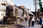 Ein Personenzug der SEPTA mit einer ALCO RS3-Diesellok in dem von der Reading Railroad erbauten und am 25. Februar 1930 eingeweihten Bahnhof Franklin Street in Reading (Pennsylvania), nordwestlich von Philadelphia. Das SEPTA Regional Rail System wurde 1958 gegründet, um im Großraum Philadelphia das Verschwinden von öffentlichen Verkehrsmitteln zu verhindern. In den späten 1950er Jahren schwächte der zunehmende Autoverkehr die Rentabilität der Regionalbahnen, deren Pendlerverkehr eine umfangreiche Ausrüstung erforderte, eine große Zahl von Mitarbeitern für den Betrieb sowie einen hohen Wartungsaufwand an den Gleisen, die fünf Tage die Woche extrem stark beansprucht wurden. Als die Vororte von Philadelphia noch Kleinstädte waren, wohnten die Menschen nahe genug am Bahnhof, um zu Fuß zum Zug zu kommen und wieder nach Hause zu kommen. Als sich die Vororte in weitere Gebiete ausdehnten, war für die Fahrt zum Bahnhof ein Auto erforderlich, sodass Pendler der Einfachheit halber gleich im Auto blieben und den ganzen Weg in die Stadt fuhren.  (1973) <i>Foto: Paul Kutta</i>